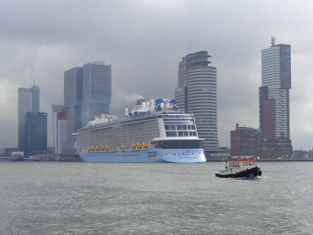 Cruiseschip ms Ovation of the Seas van Royal Caribbean International aan de Cruise Terminal Rotterdam